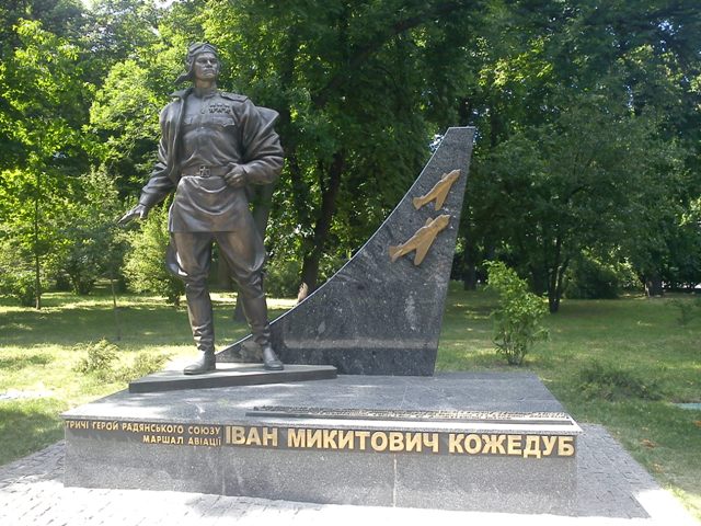 Памятник военным летчикам в Киеве.