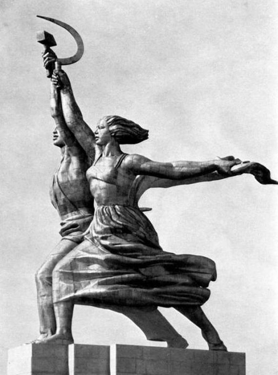 Жителей Сергиева Посада шокировал "порнографический" памятник выпускникам 1941 года