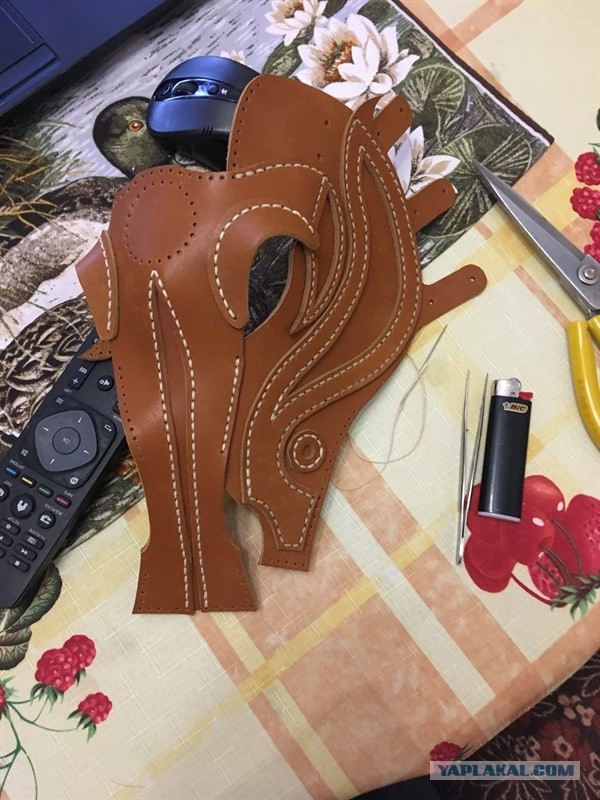 Маска единорога из кожи
