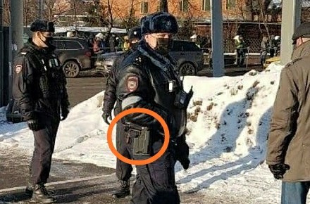 "Страна, которой нет" и "Полная дичь". Фото силовиков на фоне вывесок и надписей