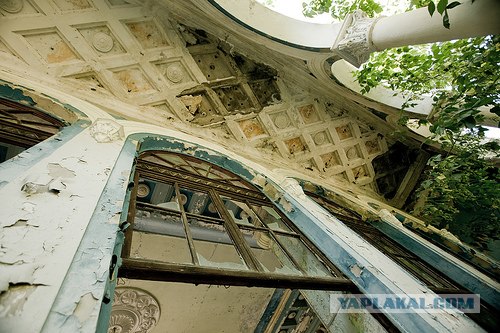 Заброшенный вокзал в Гаграх (12 фото)