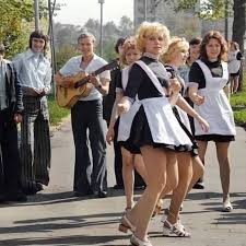 В Санкт-Петербурге прохожий заявил девушке в короткой юбке и гольфах, что при ее виде у него "что-то зашевелилось в штанах".