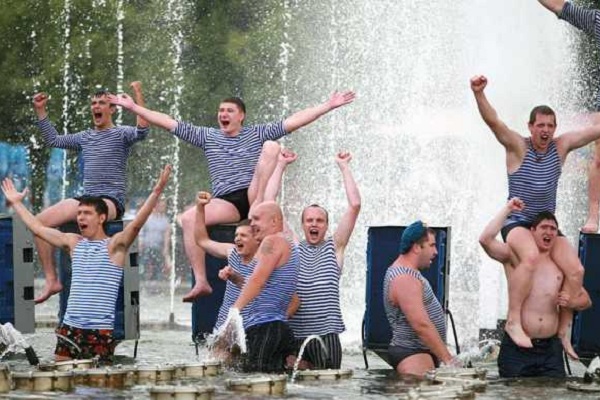 А не отправить ли нам на Евровидение 2017 ребят из Парка Горького со стареньким хитом?