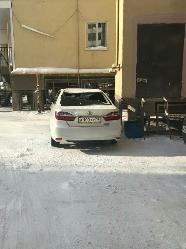 Автомобиль мэра Якутска придавило упавшим с крыши снегом