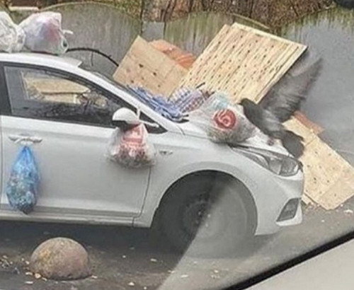 В Краснодаре местные жители закидали мусором автомобиль женщины, которая паркуется перекрывая проход к мусорным бакам