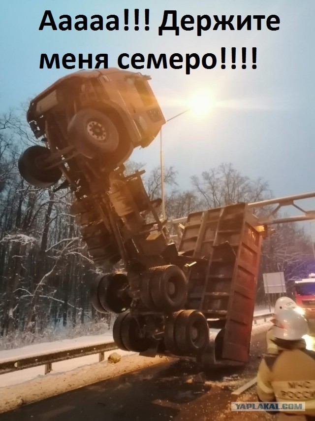 В Самаре водитель грузовика забыл опустить кузов и врезался в металлическую стойку указателей