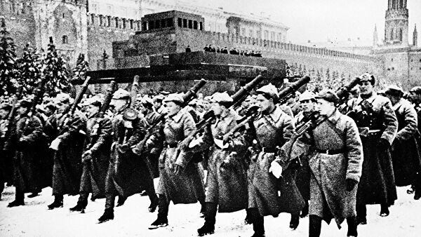 С Красной площади и сразу в бой: 7 ноября 1941 года в Москве прошел легендарный военный парад