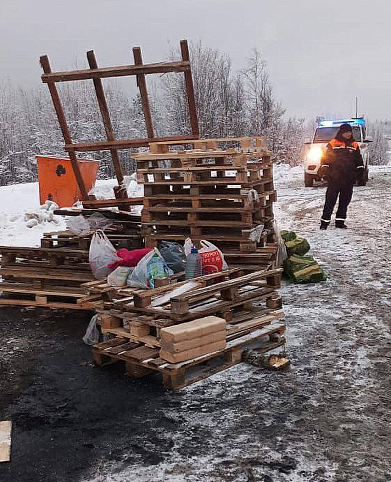 Помощь на дорогах мурманск. В Мурманске перевернулась фура с колесами. Фура выезжает с завода.