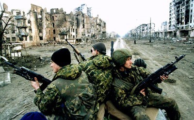 В Грозный сегодня вернулись из украинского плена пятеро чеченских бойцов.