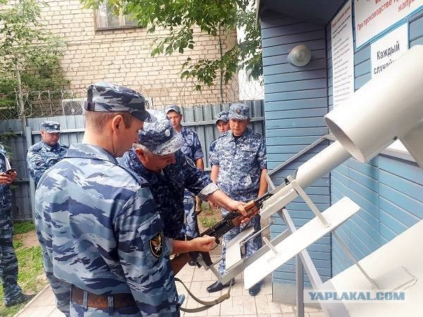 заряжение и разряжение оружи. место заряжания и разряжания оружия в карауле. караульная служба на вышке фсин. караул в армии. место заряжания оружия.