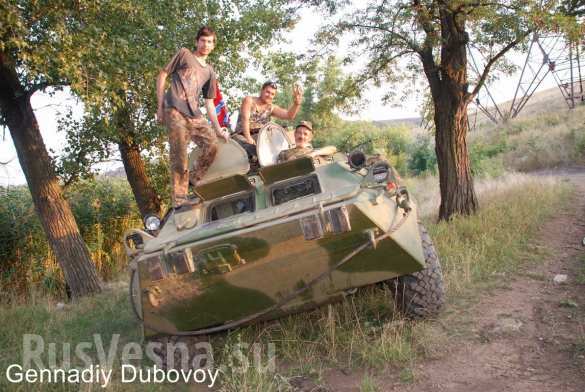 Ополченцы ныряют за оружием, брошенным карателями