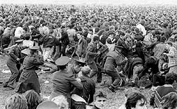 25 лет назад в Тушино прошел легендарный фестиваль "Монстры Рока"	(6 фото)