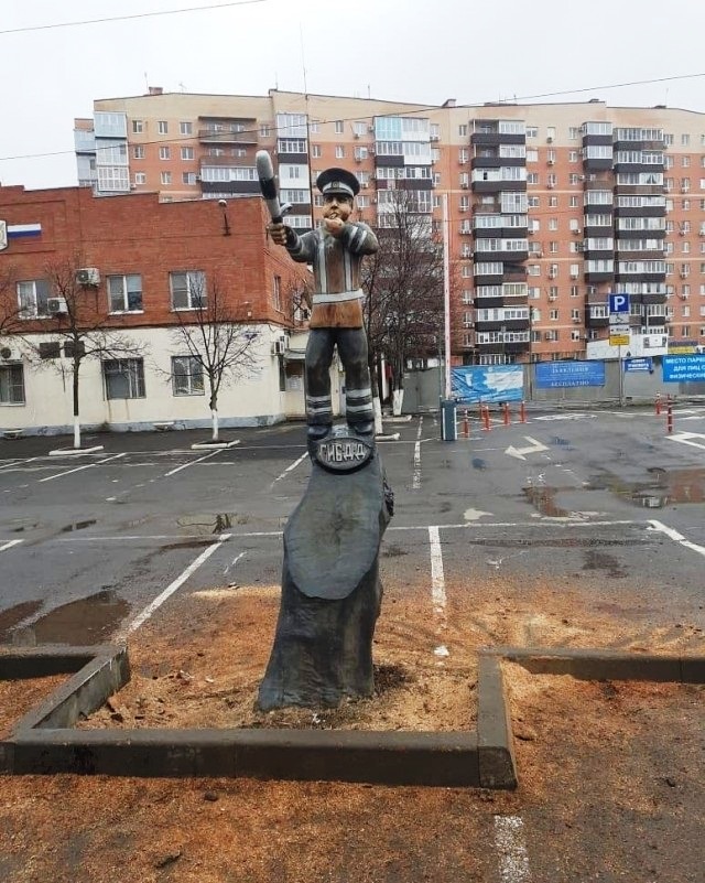 В Азове появился памятник «гаишнику»