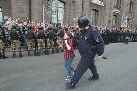 В Петербурге полицейские съели еду для участников протестных акций