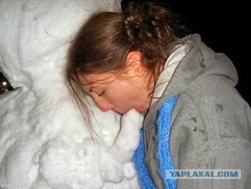 Лепили снеговика и немного увлеклись...