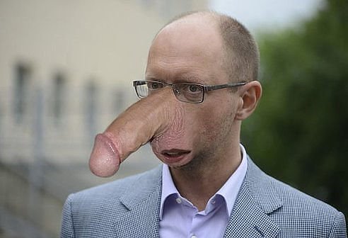 Яценюк подал в отставку.