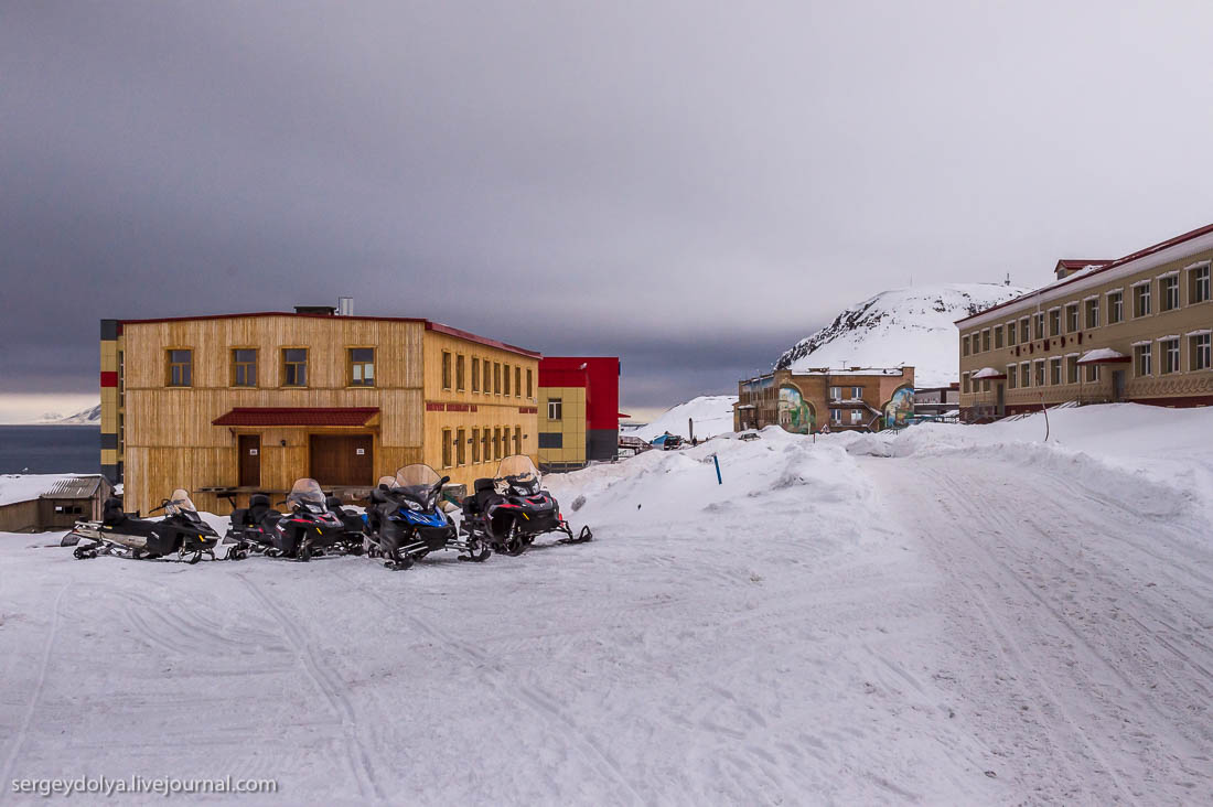 Баренцбург недвижимость. Картина баренцбург. Баренцбург 2024. Баренцбург рестораны. Бар красный медведь баренцбург.