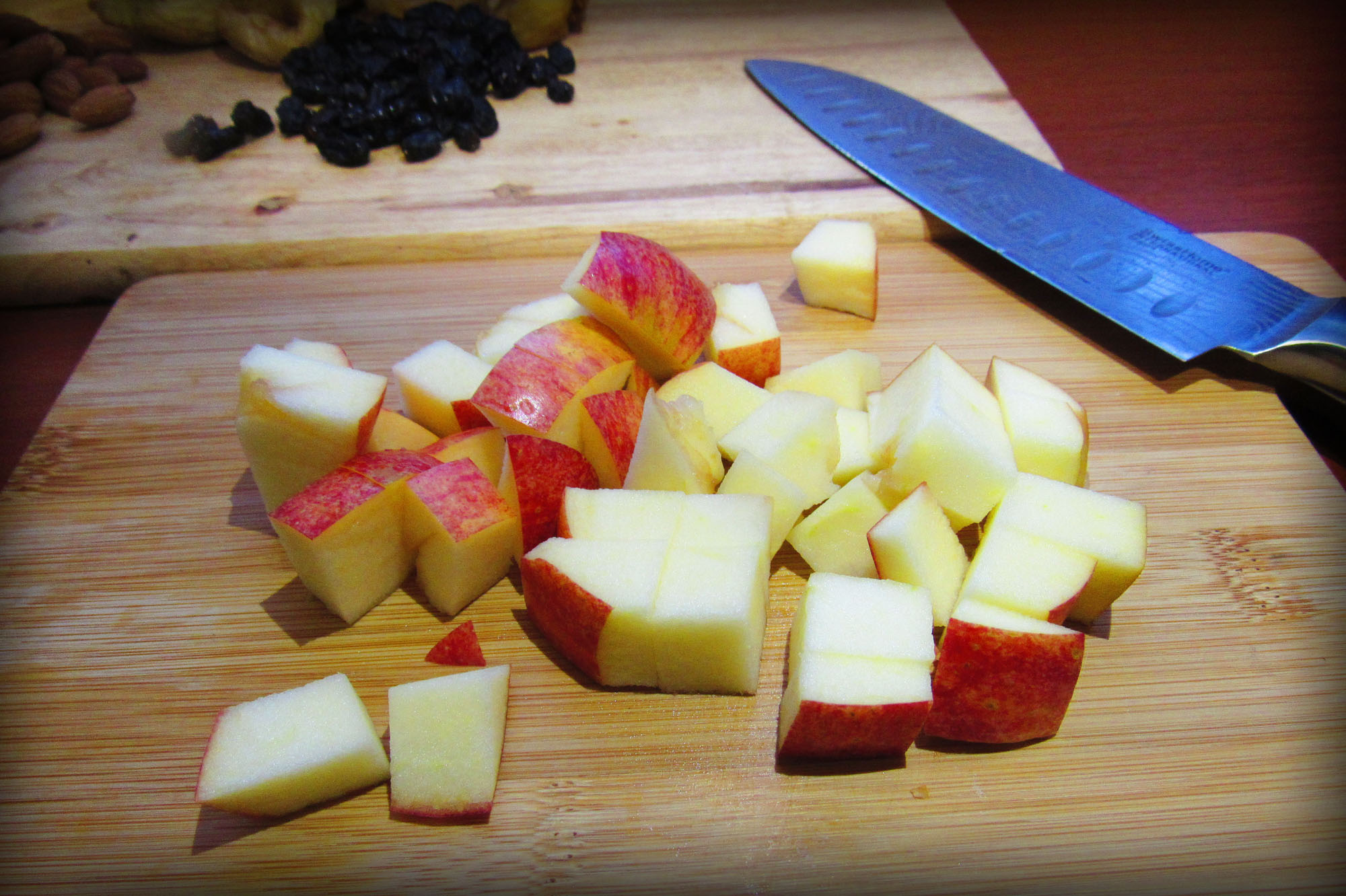 режем яблоко. яблоки нарезанные кубиками. порезанное яблоко. долька яблока. нарезанные яблоки.