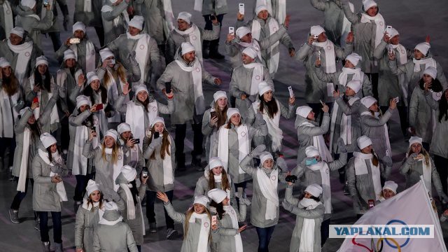 Спортсмены из России прошли по стадиону в Пхёнчхане под флагом Олимпиады