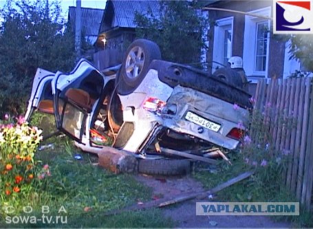 Девушка на BMW X5 врезалась в крышу частного дома