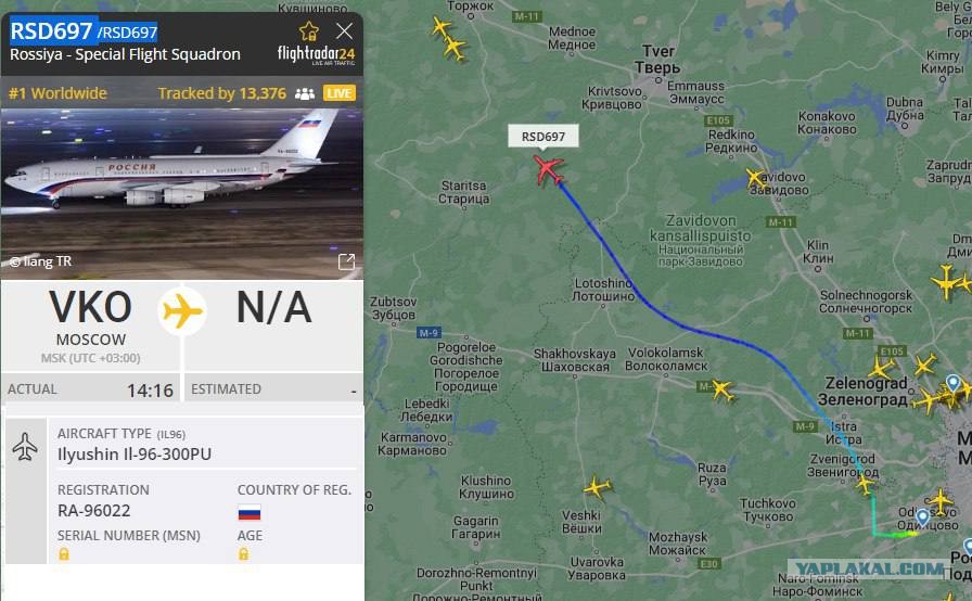 Москва с самолета. Выгнали за дверь. Турист с чемоданом. Внимание сейчас вылетит птичка. Зависший в небе самолет.