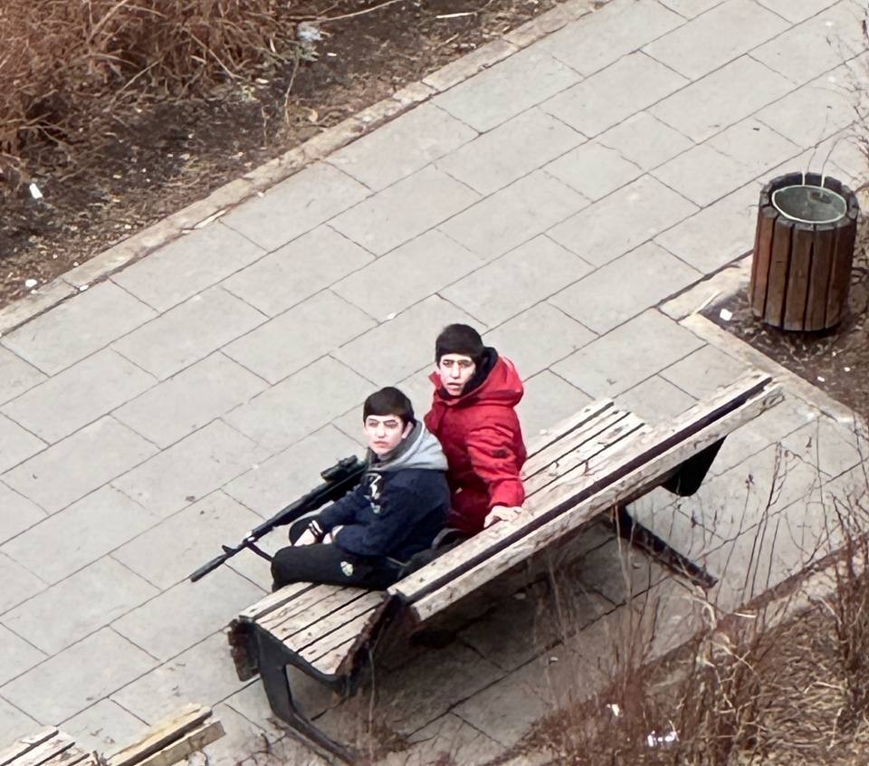 В Москве на Долгопрудной аллее ходят двое братьев и стреляют в прохожих из пневматики