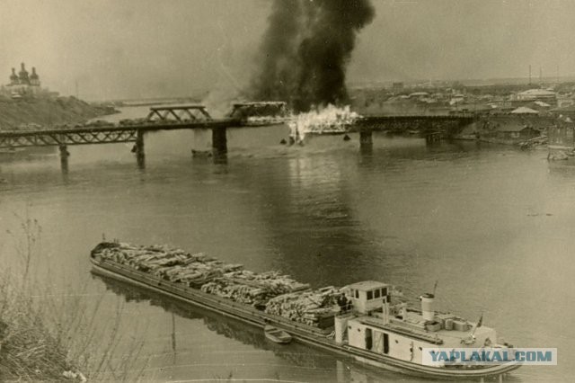 Как упал деревянный мост в Тюмени