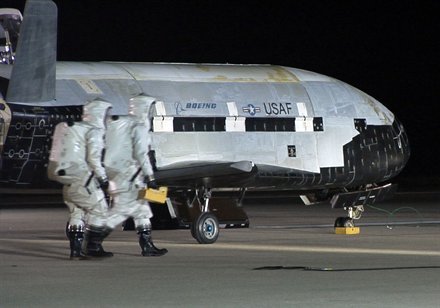 Первая ступень ракеты Falcon 9 впервые успешно вернулась на космодром в Калифорнии после запуска