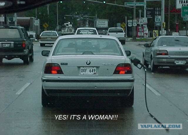 Девушка на заправке