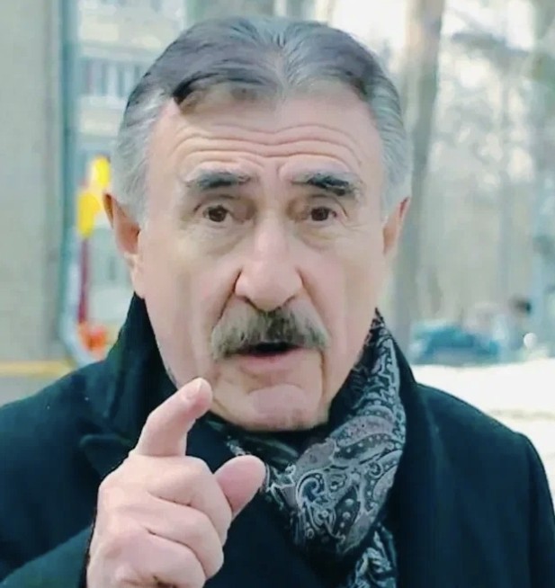 Житель Черногорска отобрал пистолет у полицейского, выстрелил ему в живот, а потом сам скончался в машине скорой помощи от неизвестных причин.