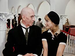 66-летний поклонник годами преследовал молодую 31-летнюю учительницу, а потом подал на неё в суд