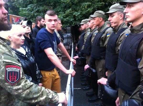 Банду геть! кричали они