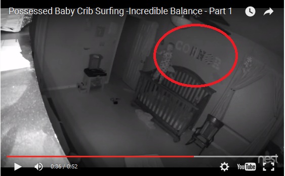 Одержимый демонами ребенок балансирует на стенке кроватки