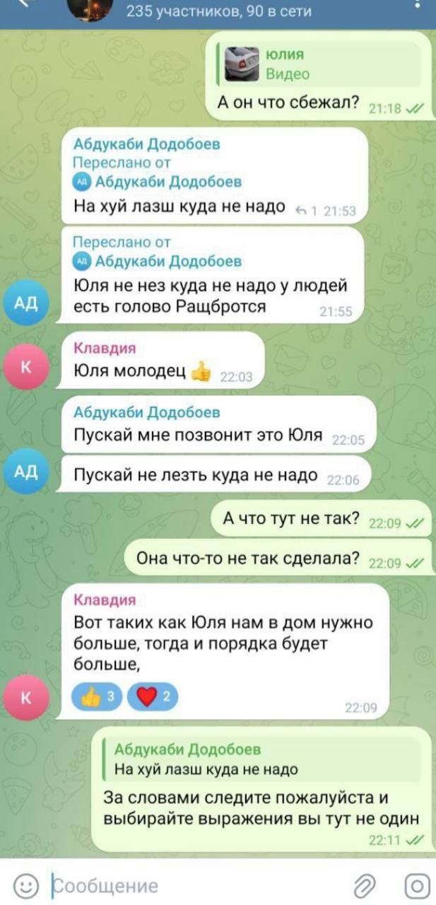 Пьяный во дворе ударил несколько машин и сбежал