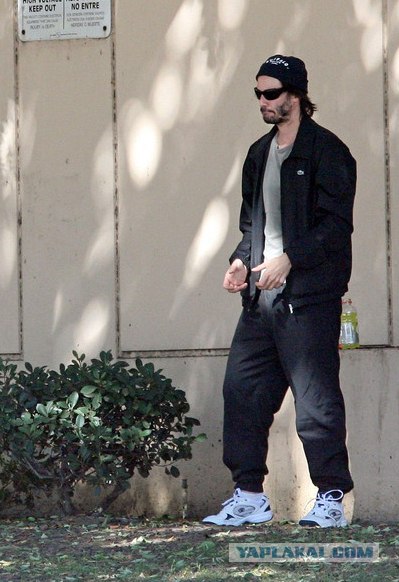 Киану Ривз практикует Тай Чи около парковки