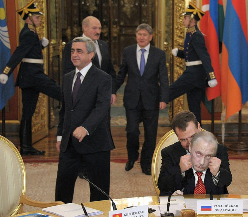 Дима играет в шофёра
