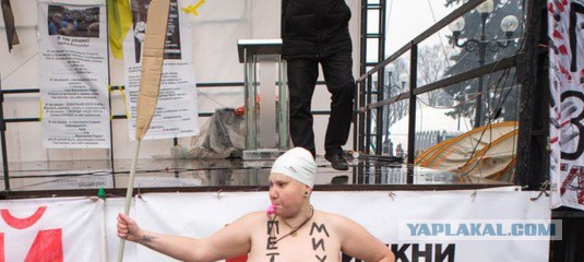 Голая жительница Урала пыталась штурмом взять администрацию с требованием пересмотра пенсионной реформы [18+]