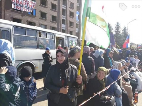 Беспорядки в Ингушетии продолжились: силовики братаются с протестующими