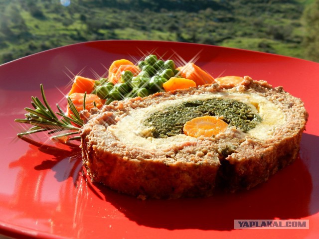 Сочный мясной рулет с начинкой))Объедение