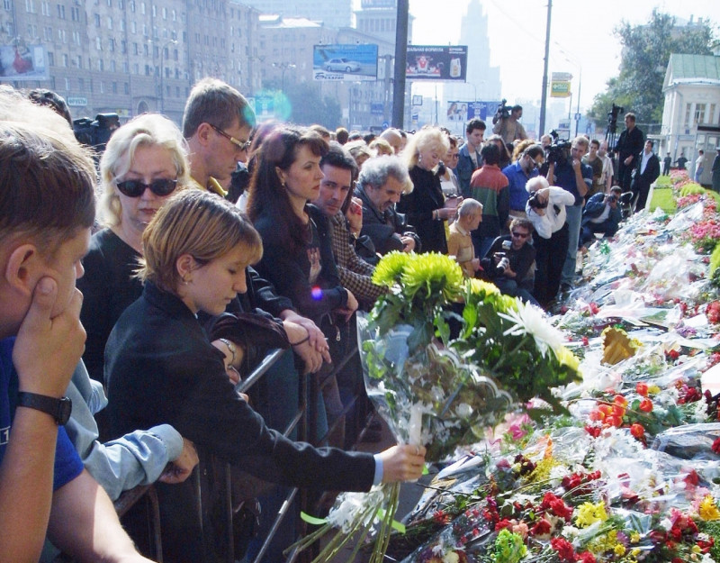 Траур по жертвам теракта. Взрыв в американском посольстве в Москве. Скорбящие цветы у посольства США 11 сентября.