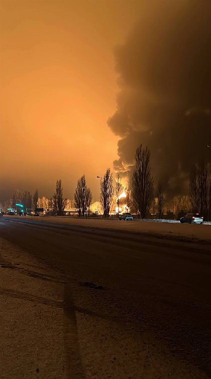 Пожар начался на нефтебазе в результате атаки БПЛА в Белгородской области
