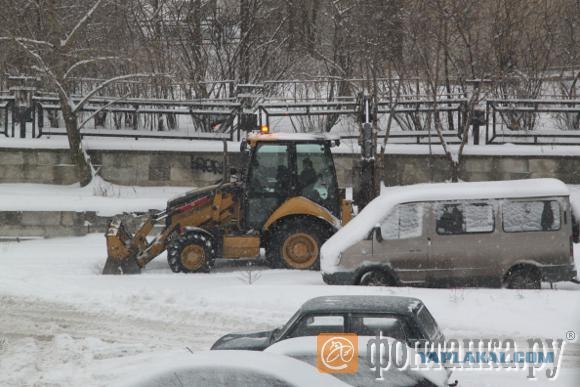 Первый "снежок" в Питере - дороги чистят заранее?