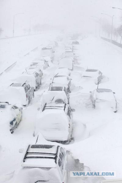 В снегу иногда можно потерять автомобиль