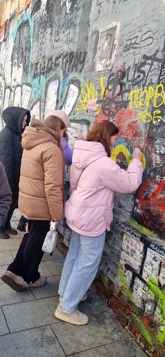 Стену Цоя на Арбате превращают в стену Паши Техника