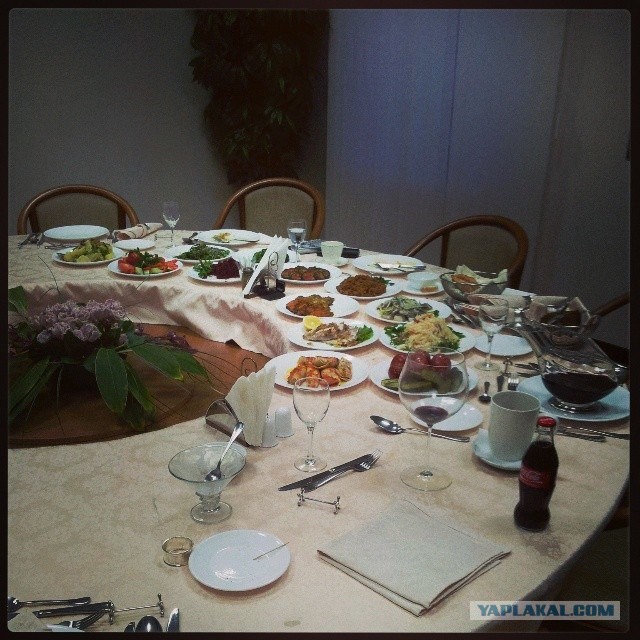 В Донецке митингующие штурмуют здание СБУ