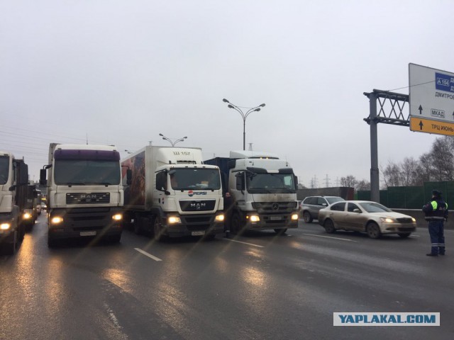 Протест дальнобойщиков в СПБ! Водители перекрыли машинами автомагистраль открытую Путиным.