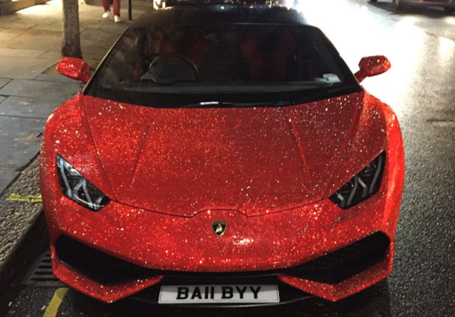 Российская студентка поразила британцев своим Lamborghini с миллионом страз Сваровски