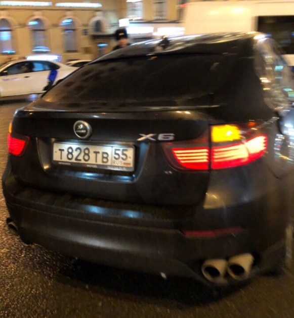 На Невском BMW X6 сбил пешеходов на тротуаре