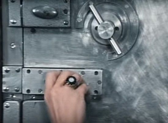 Дверь почти выстояла против спецназа
