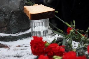 Молодые мамочки и один папочка в станице Кущевской набросились на мужчину, который сделал им замечание о том, что дети не должны играть на памятнике героям войны.